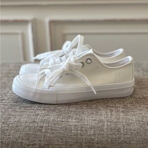 No Boundaries White Lace-Up Sneakers